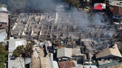 Fotografía aérea de cómo quedó el hospital de Roatán después del incendio.