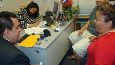 Residentes hondureños se registran para el TPS en un Consulado en los Estados Unidos.