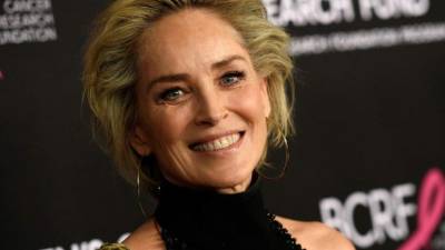 Sharon Stone dijo que varios de sus familiares están enfermos de Covid-19.