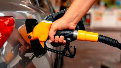 <b><span class=mln_uppercase_mln>venta.</span></b> Un ciudadano carga combustible en SPS.