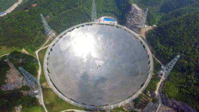 China puso este domingo en marcha el mayor radiotelescopio del mundo, con una bandeja de 500 metros de diámetro, con el que espera contribuir a la investigación de los misterios del universo, informó la prensa oficial. EFE.