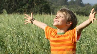 Los niños en edad escolar que pasan tiempo al aire libre tienen menos propabilidades de padecer miopía.