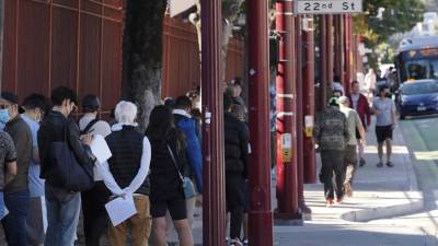 Personas hacen cola de madrugada para vacunarse contra la viruela del mono en el Zuckerberg San Francisco General Hospital and Trauma Center.