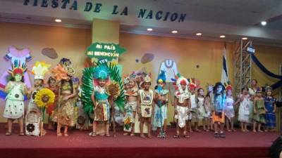 Los pequeños de preparatoria en su acto.