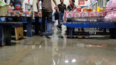 Desde el jueves de la semana anterior, el área de cocina del mercado Nuevo Municipal ha estado anegada de aguas negras.