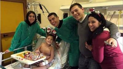 Cristiano Ronaldo y su novia Georgina Rodríguez llevaron alegría a los niños del hospital.