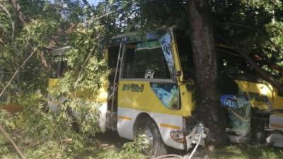 El autobús recibió daños casi en su totalidad en la parte frontal.