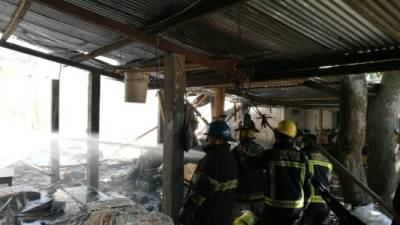 Bomberos enfrían el área adonde estaba la cohetería en el barrio San Juan Bosco.