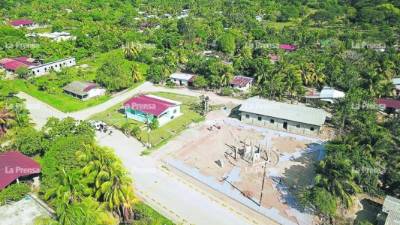 La corporación municipal, dirigida por Pablo Castro, construye el primer parque central y un edificio para oficinas en Dos Bocas. El alcalde y la mayoría de funcionarios trabajan en una casa contigua que aloja el departamento de Catastro. Fotos: Joseph Amaya.