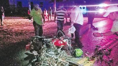 escena. Debido al fuerte impacto, los dos conductores murieron.