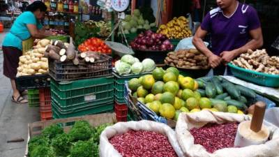 Según los vendedores del mercado Dandy, las ventas han bajado pese a que hay estabilidad en los precios.