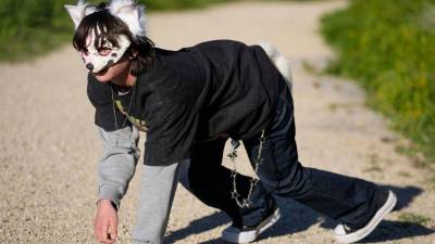 Aseguran identificarse con animales y actúan como tal, tapando sus rostros con máscaras, moviéndose a cuatro patas, saltando o reptando: son los 'therians', un fenómeno que se ha hecho viral en redes sociales y que este viernes y sábado reunirá en ciudades españolas como Barcelona y Bilbao a los miembros de la comunidad.