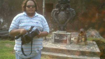 Estudios Estudia Ciencias de la Comunicación en la USAP al tiempo que trabaja como director de cámaras.