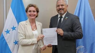 Eduardo Enrique Reina, canciller de Honduras, y Alice Shackelford, representante residente de la Organización de Naciones Unidas (ONU).