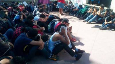 A los colegiales se les decomisó bebidas embriagantes, bolsita con presunta marihuana y un equipo de sonido, informaron fuentes policiales.