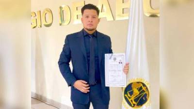 Un joven abogado fue hallado muerto dentro de su camioneta este 8 de febrero en la colonia Miramontes de Tegucigalpa, en cercanías de un centro educativo bilingüe.