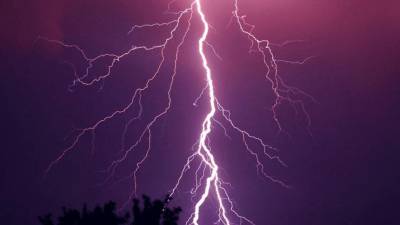 Poderoso rayo cae en una vivienda.