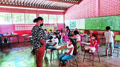 En algunas escuelas se impartieron clases en aula tres veces por semana.