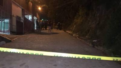 El jovencito regresaba a su vivienda luego de una larga jornada de trabajo.