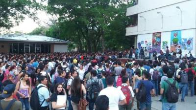La asamblea anoche en la plaza Froylán Turcios.