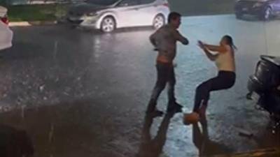 Momento en el que el hombre agrede a la mujer y ella cae.