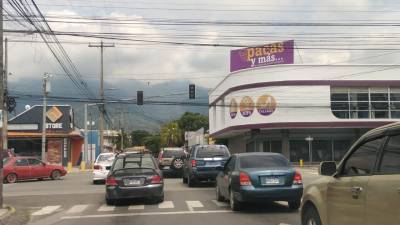 Semáforos de San Pedro Sula apagados por el corte de energía.