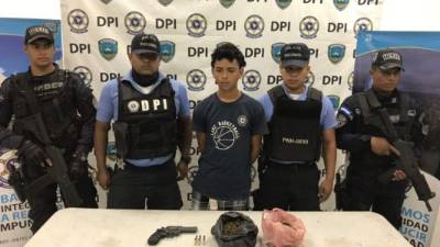 Se le decomisó dos bolsas de supuesta marihuana y un arma de fuego tipo revólver.