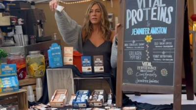 La actriz Jennifer Aniston ofreciendo sus productos.