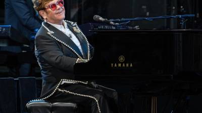 El cantante Elton John, de 77 años de edad.