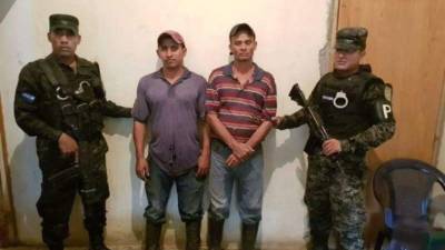 Los hombres fueron sorprendidos trasladando dos cuerpos en la paila de un vehículo.