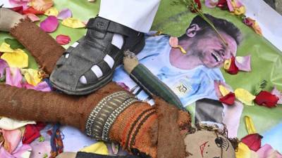 Los chamanes llevaron una foto de Messi en las afueras del estadio.