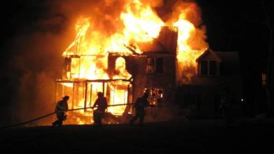 El cuerpo de bomberos llegó a la casa para controlar el fuego, y rescatar a los menores.