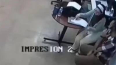 Un video presentado en la audiencia de juicio político contra funcionarios del TJE y CNE evidenciaría el presunto intento de sustraer una USB con documentos electorales sensibles.