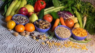 Se debe ingerir una alimentación balanceada, la cual incluya todos los grupos de alimentos. Además realizar ejercicio diario.