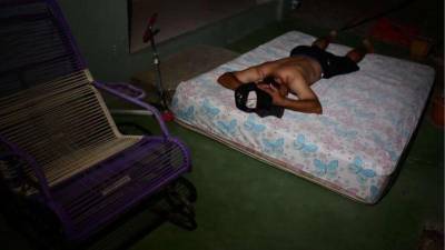 El calvario que viven los pobladores de la residencial Bosques de Jucutuma en San Pedro Sula ha obligado a muchos a dormir en los pasillos.
