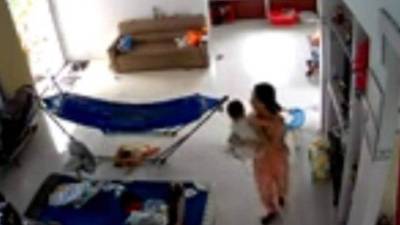Video viral: Mujer huye con su bebé al descubrir una enorme serpiente en su casa