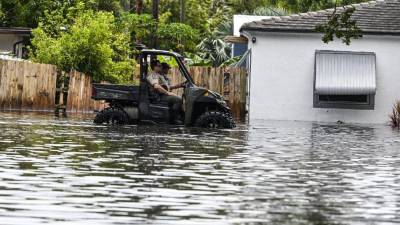 Las lluvias torrenciales inundaron gran parte del área metropolitana de Miami, en el sureste de Estados Unidos, dejando decenas de vehículos varados en las calles y obligando a cerrar las escuelas y el aeropuerto de Fort <b>Lauderdale</b> al menos hasta el viernes por la mañana.