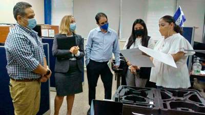 encuentro. La consejera Rachel Nelson y técnicos de la SAG durante una visita a las oficinas de la SAG, en la capital de Honduras.