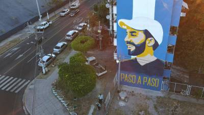 Fotografía aérea de un mural alusivo al presidente Nayib Bukele en un edificio multifamiliar, hoy en San Salvador (El Salvador).