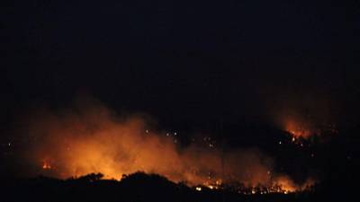 Los bomberos afirman que gran parte del incendio ya está controlado.