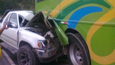 Se presume que el conductor del pick up pretendía rebasar cuando impactó contra el bus que se dirigía de Tegucigalpa a San Pedro Sula.