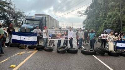Con llantas fue bloqueada la carretera CA-5 en el Lago de Yojoa.