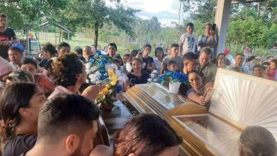 Familiares y centenares de personas de varias aldeas despidieron a los muertos de Guapinol.