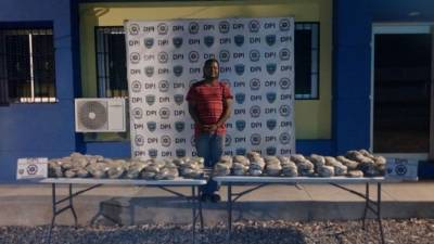 El detenido junto a la supuesta marihuana con un peso aproximado de 170 libras cuyo valor es de 250,000.00.