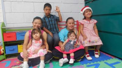 Algunos niños atendidos en Integrar en uno de los salones de clases.