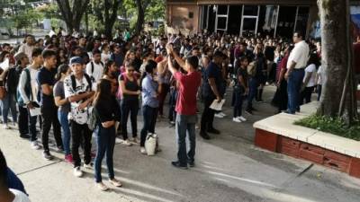 Jóvenes realizan la PAA de julio.