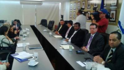 El facilitador para el Diálogo Nacional en Honduras de la OEA, John Biehl, durante la reunión con magistrados del Tribunal Supremo Electoral (TSE).