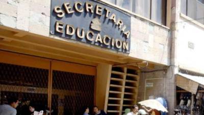 Más de 5,000 empleados laboran en el área administrativa de la Secretaría de Educación.