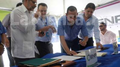 Momento en el que el alcalde de La Ceiba, Carlos Aguilar, ponía su firma.