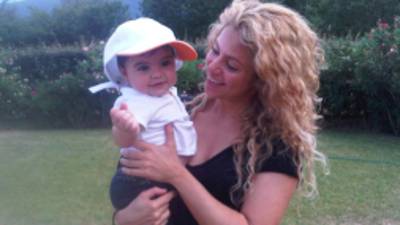 Milan en una foto junto a su madre Shakira.
